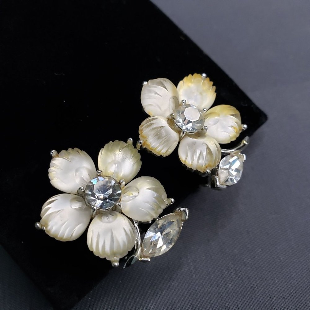 Lisner Clip On Womens Floral Earrings Off White Textured Beads Prong Set 1" - Picture 3 of 7